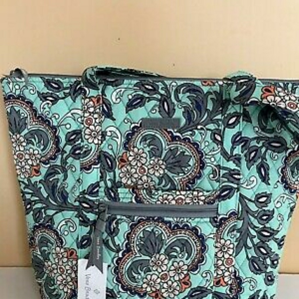NWT VERA BRADLEY VILLAGER in FAN FLOWERS